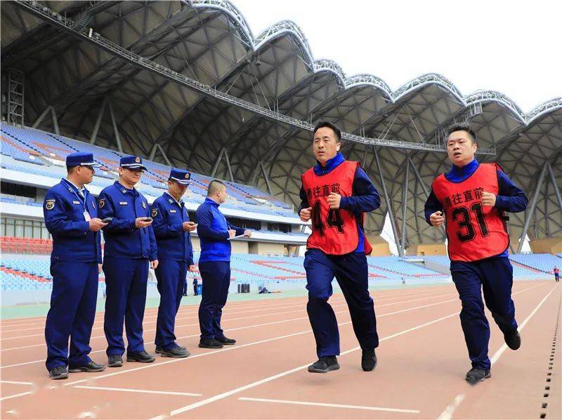 关于世界冠军争夺激烈，足球明星亮剑大赛备战如火如荼的信息